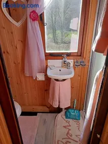 'Morris' the shepherd's hut ,woodland hot tub available, separate fee - Image 3