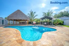 6BR Villa Tropical Haven Private Pool & BBQ - Image 2