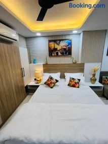 urban Retreat near cyber city - Image 3