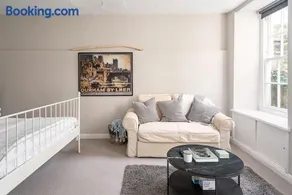 Stunning Basement Flat in Central Location - Image 1