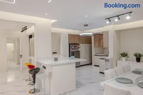 Spacious Middle Floor Apartment Central Location - Image 3