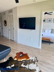 Downtown Dallas Apartment with Pool Gym and King Size Bed - Image 3