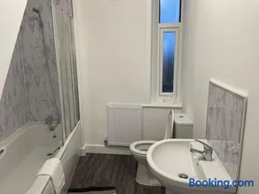 Modern Five Bed Long Stays and Contractors Welcome - Image 5