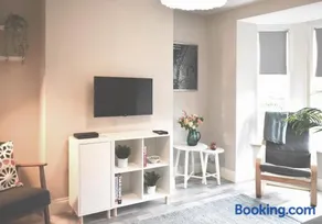 Three Bedroom City Home with Garden - Image 5