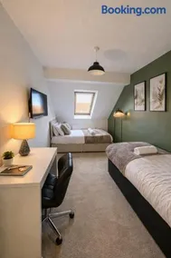 Champflower House- Sleeps 7- Driveway Parking, Contractors, Fast Wifi and Smart TV - Image 5