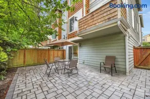 Green Lake Remodelled home with AC garage yard - Image 3