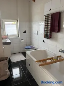 Schöne Dachwohnung möbliert und mit Parkmöglichkeiten - Image 3