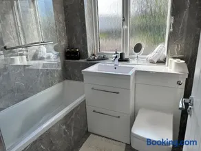 Elite 3 bedroom family house with free parking - Image 2