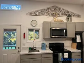 Cozy Cottage- just outside of the city! - Image 2