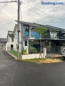 DLuqaz Private Pool Homestay Alor Gajah Melaka - Image 2