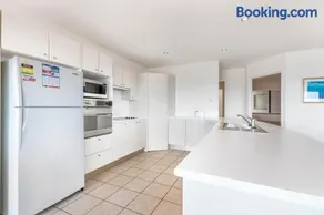 Your home from home with ocean views - Image 5