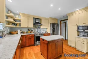 Spacious Dog-Friendly Retreat in Chatham - Image 3