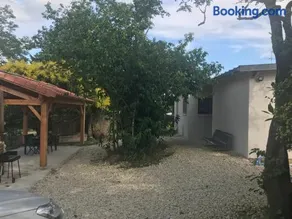 Maison avec jardin dans village - Image 2