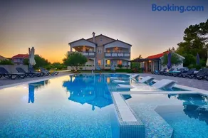 Family-friendly apartments with swimming pool Vir - Kozjak, Vir - 18542 - Image 3