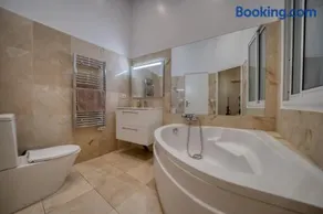 Old Town Luxury 3 Beds - Image 5