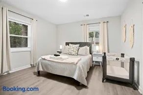 10 Min to Downtown - Desk - Fenced Yard - Wi-Fi - Image 3