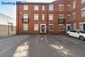 City Centre Posh Parlour Gated Parking 1bed Wifi - Image 2