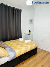 Cozy 3BR Urban Oasis in the City Hub - Image 3