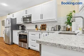 Elegant & Private Apartment - Short Walk From Downtown - Image 3
