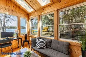 Haliburton Lakefront Escape with Hot Tub, Sauna, Fire Pit & BBQ - Image 4