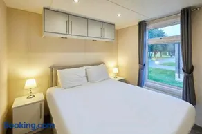 The Serenity Lodge with Hot Tub - Image 3