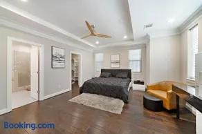 Modern Loft Unit with Patio at the Galleria - Image 3