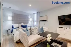 Casa Queen Hotel Leslieville Stylish Suite w Patio - Image 1