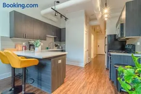 Stylish friendly 3BR Suite near McCormick - Image 2