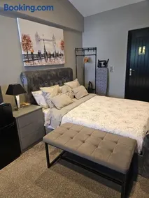 Luxury Room In Dudley - Image 2