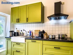 KUELhome - STYLISCHE ZENTRALE WOHNUNG MIT KÜCHE UND PARKPLATZ IN SEITENSTRAẞE - Image 3