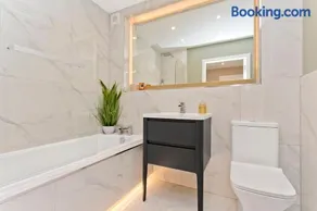 Modern City Centre 2 Bedroom 2 Bathroom Apartments, Main Door Ground with Private Parking - Image 3