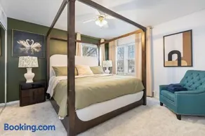 Downtown Naperville Retreat with King bed Near Riverwalk Dedicated Workspace Free Garage Parking Patio - Image 2