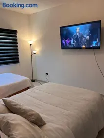 Casa completa, 4 dormitorios, 7 camas dobles, 4 sofá cama, 3 baños 1 en planta baja, cocina equipada, consola Arcade, asador, juguetes para niños, plancha, secadora, cafetera, etc, fraccionamiento privado, zona de vías rápidas y toallas - Image 4