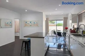 Spacious 4br free parking -ideal for work crews,family - Image 3