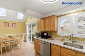Beautiful renovated 2 Bedroom 2nd floor Condo 2 blocks to the beach and bay - Image 1