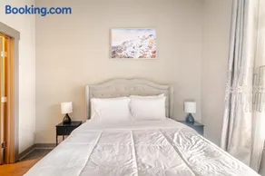 Stylish 1BR Uptown Apartment - Image 2
