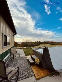 Barn On The Ridge - HOT TUB - Sleeps 6 - Image 1