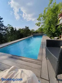 Aussichtszimmer mit modernem Glasbad und Balkon - Image 1