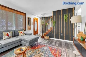 4 Bedroom House Near Bristol Center - Image 1