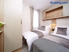 3BR Luxe Coastal Lodge - Sleeps 8- Seabreeze Lodge - Image 4