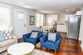 Sunny Hill Cottage with 4 Beds - Image 1