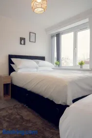7 Bed House - Close to A46 - Image 3