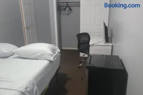 Room in a Beach House with King Size bed in a landlord hosted three bedroom apartment - Image 5
