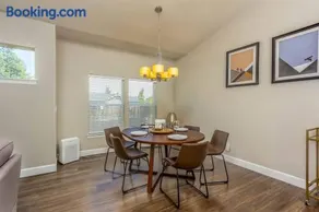 Sonata Getaway Pet friendly Near Old Mill District - Image 4