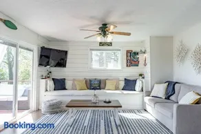 Cozy Lakefront Holiday Getaway! - Image 4