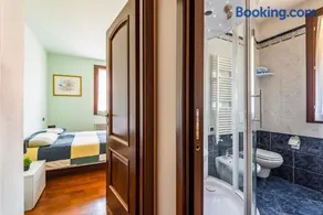 Jacuzzi Apartment in Italian Villa, Wi-Fi & Garden Modena - Reggio Emilia - Image 2