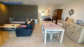 Deluxe Apartment with Shared Pool - Image 2