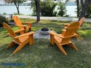 Lakefront Farmhouse for Family Gatherings - Image 2