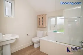 Contemporary Coastal Chic - 3 Bed with Garden - Image 5