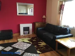 Ground floor 2 bed apartment in central location with private access to 7 miles of sandy beach (sleeps 4) - Image 2
